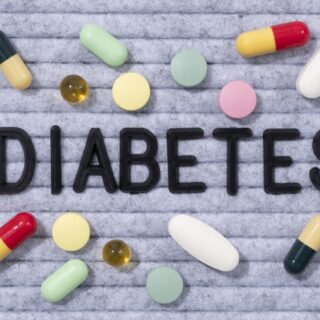 حبوب أدوية متنوعة وتتوسطها كلمة مكتوبة بالإنكليزية Diabetes