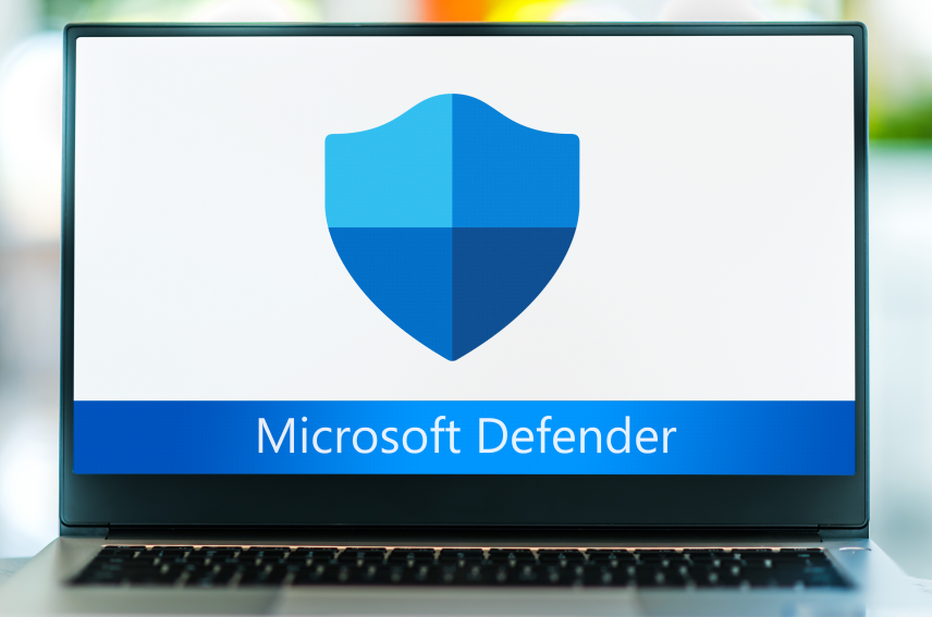 لابتوب مرسوم على شاشته شعار حماية ومكتوب بالإنكليزية كلمة Microsoft Defender