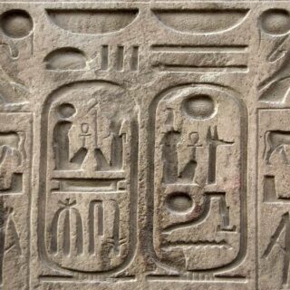 أشكال ورموز قديمة منقوشة على حجر تعود للكتابة الهيروجليفية