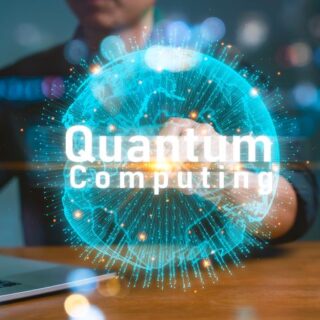 أصبع رجل يلمس شاشة كتب عليها بالإنكليزية quantum computing